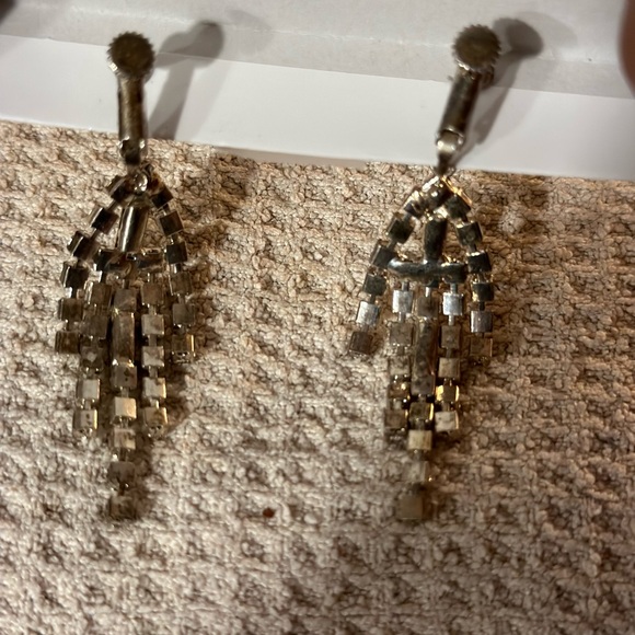 Sparkly glamorous dangle crystal earrings! - Picture 7 of 9